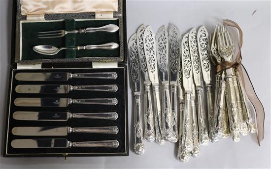 A collection of silver and silver plate to include cased knives, fish eaters etc.